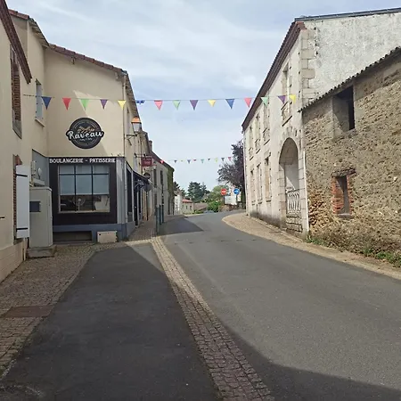 Le Cousich Maison Familiale Au Coeur Du Boupere, A Proximite Du Puy Dufou